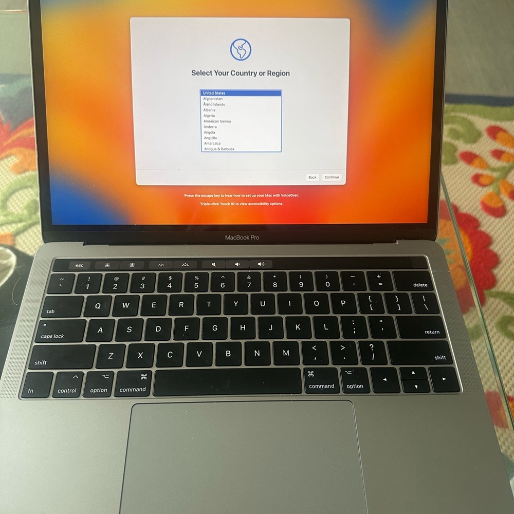 MacBook Pro (13-inch, 2017, 
Four Thunderbolt
3 Ports)